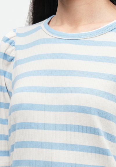 Αφαιρετικός πλεχτός τοπ σε ανοιχτό μπλε και λευκό με ριγέ υφή, στρογγυλή λαιμόκοψη και φουσκωτά κοντά μανίκια.