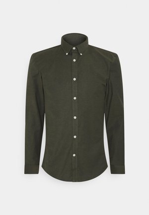 Camisa verde de manga larga hecha de tela suave, con cuello botón, placket de botones en el frente y dobladillo redondeado con mangas abotonadas.