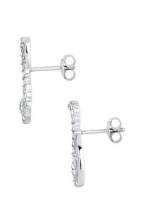 Silberne Ohrringe mit einem kreisförmigen Design, umgeben von kleinen klaren Steinen, die einen zentralen Edelstein umrahmen. Glatte Metalloberfläche mit polierter Finish.