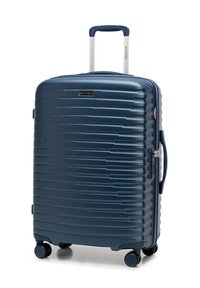 Valigia rigida di colore blu scuro, con texture a righe orizzontali, maniglia retrattile e quattro ruote girevoli per una maggiore mobilità.