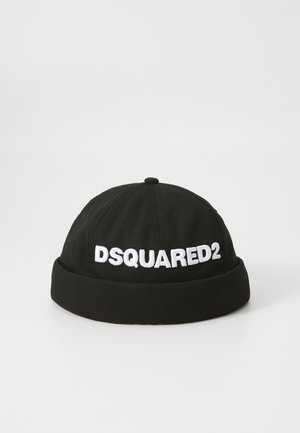 Boné desportivo preto com forma arredondada, apresentando uma aba dobrável e o logótipo "DSQUARED2" bordado em branco na frente. Tecido texturizado.
