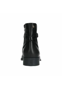 Stivaletti neri in pelle con finitura liscia, dotati di una cintura decorativa incrociata, tacco rotondo e chiusura con zip sul retro.