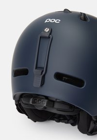 Casque bleu foncé avec une finition mates, doté d'un clip arrière pour accessoires, de fentes de ventilation et d'une sangle noire réglable avec un logo.