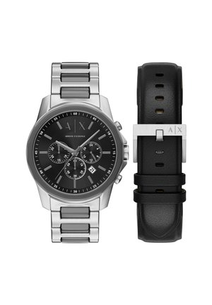 Herrenarmbanduhr von Armani Exchange mit schwarzem Chronographenzifferblatt und silbernem Metallarmband, kombiniert mit einem zusätzlichen schwarzen Lederarmband mit silberner Schließe.