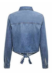 Veste courte en denim bleu à manches longues avec col et nœud à l'ourlet arrière, avec poignets boutonnés et surpiqûres visibles.