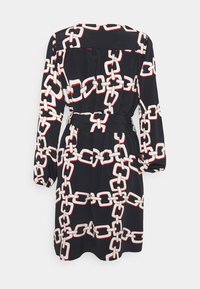 Robe noire à manches longues avec un grand motif de maillons de chaîne blancs et rouges, dotée d'une taille cintrée et d'une ceinture.