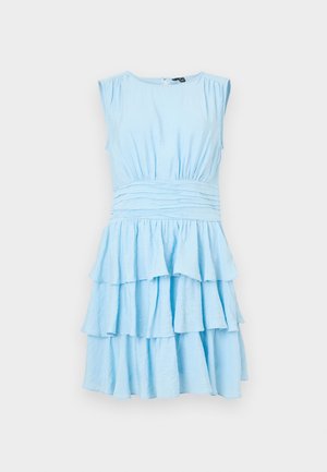 Robe sans manches bleu clair avec un corsage froncé, une jupe en volants à étages et une fermeture à boutons à l'arrière. Fabriquée en tissu doux et texturé.