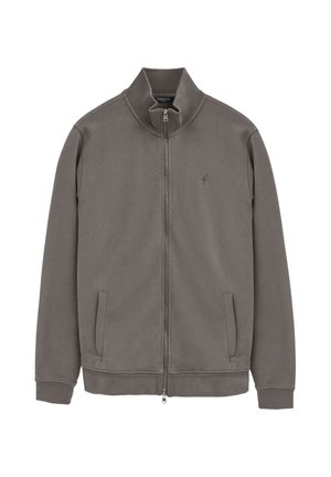 Chaqueta gris para hombre con cremallera, cuello alto, dos bolsillos frontales y un logo bordado sutil en el pecho.