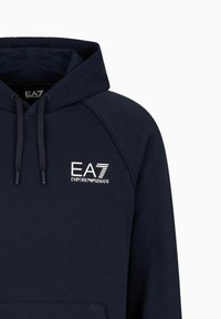 Felpa con cappuccio blu navy, dotata di tasca a marsupio, caratterizzata da un logo EA7 Emporio Armani ricamato bianco sul petto. Materiale in misto cotone.