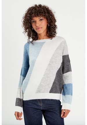Multicolore trui met diagonale strepen in lichtblauw, donkerblauw, grijs en wit. Zachte textuur met geribde boorden en zoom.