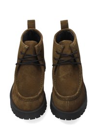 Brązowe zamszowe botki za kostkę z czarnymi gumowymi podeszwami, z ciemnymi sznurówkami i pętlą na obcasie ułatwiającą zakładanie. Stebnowane wykończenia wokół krawędzi.