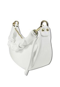 Witte leren handtas met een afgeronde vorm, een gerimpelde bovenkant en accenten van goudkleurig metaal. Voorzien van een ritssluiting en een enkele schouderband.