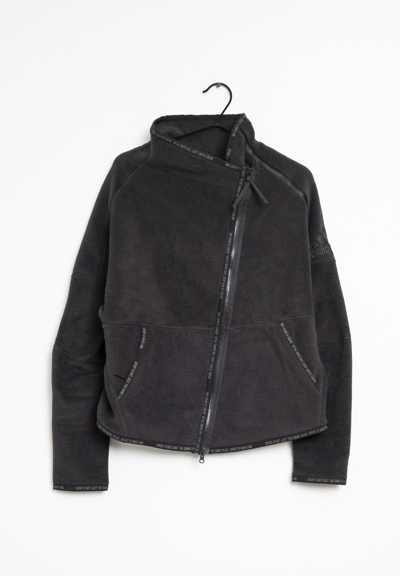 Czarna kurtka polarowa z wysokim kołnierzem, zamkiem błyskawicznym z przodu i dwoma bocznymi kieszeniami. Z nadrukiem marki wzdłuż zamka i rękawa. Miękka w dotyku.