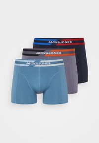 Trois paires de boxers pour hommes en bleu, gris et marine foncé. Chacune a une ceinture contrastante avec le nom de la marque "JACK & JONES" imprimé.