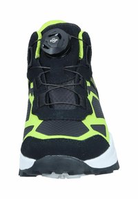 Schwarzer und neongrüner Sportschuh mit strukturierter Oberseite, Mesh-Akzenten und einem runden Drehknopf zum Festziehen der Schnürsenkel; ausgestattet mit einer Gummisohle.