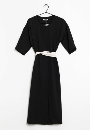 Robe midi noire avec des manches longueur coude, un col rond et une ceinture claire contrastante nouée à la taille, suspendue à un cintre noir.