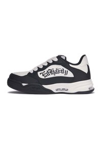 Sneaker bianco e nero con parte superiore in rete, design con lacci, logo Ed Hardy riconoscibile, ammortizzazione dell'aria nella suola e suola in gomma testurizzata.