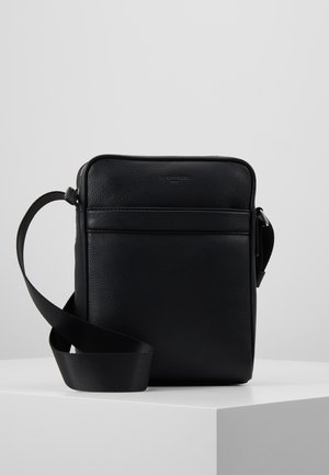 Borsa a tracolla nera in pelle con finitura texture, forma rettangolare, chiusura con zip superiore e tracolla regolabile. Design minimalista con tasca frontale.