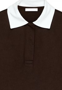 Rudas polo marškiniai su balta švelnia apykakle. Yra trijų mygtukų užtrauktukas ir minkšta tekstūra. Etiketė yra po apykakle.