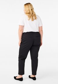 Zizzi MIT HOHEM BUND UND GERADEM BEIN - Nohavice - black