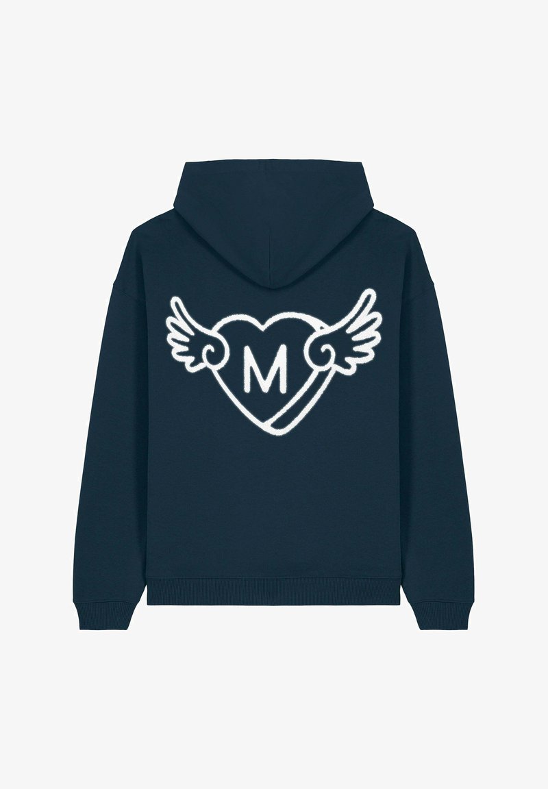 Un hoodie navy avec un graphique blanc représentant un cœur avec des ailes et la lettre "M" au centre. Tissu doux, coupe standard et poignets côtelés.