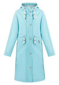 Jachetă impermeabilă de culoare albastru deschis, cu glugă, șnururi, butoane cu presiune și două buzunare laterale. Textură netedă, cu un croi lung și drept.
