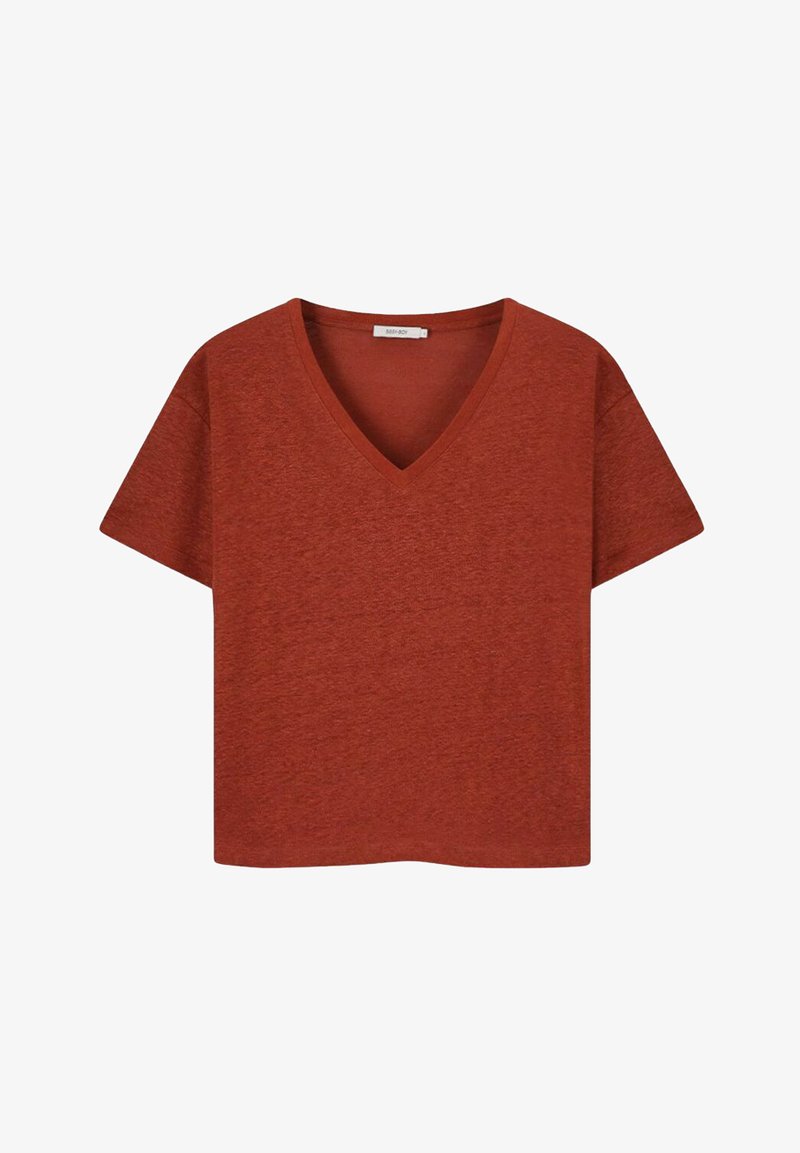 T-shirt à manches courtes couleur rouille avec un col en V, fabriqué en tissu doux, présentant une coupe décontractée et un design simple, sans ornement.
