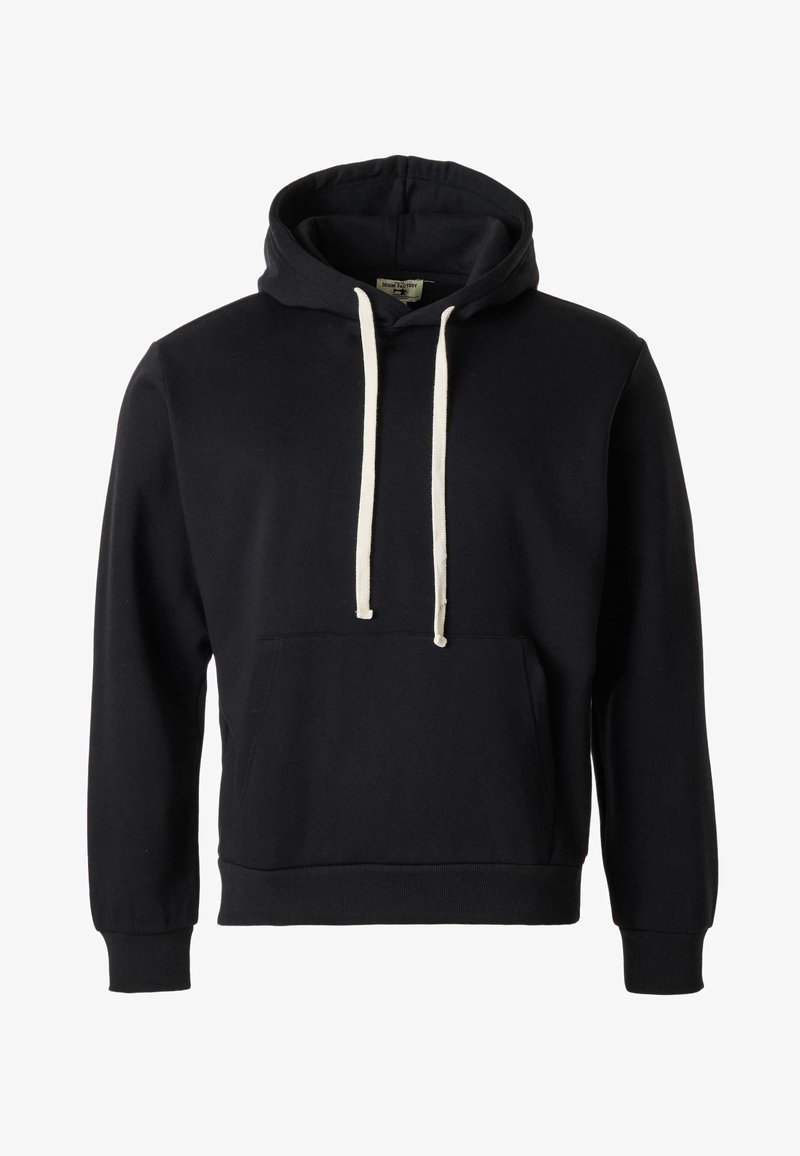 Sort pullover-hoodie med hvide snore, front-kængurulomme, lange ærmer og ribstrikkede manchetter og kant.