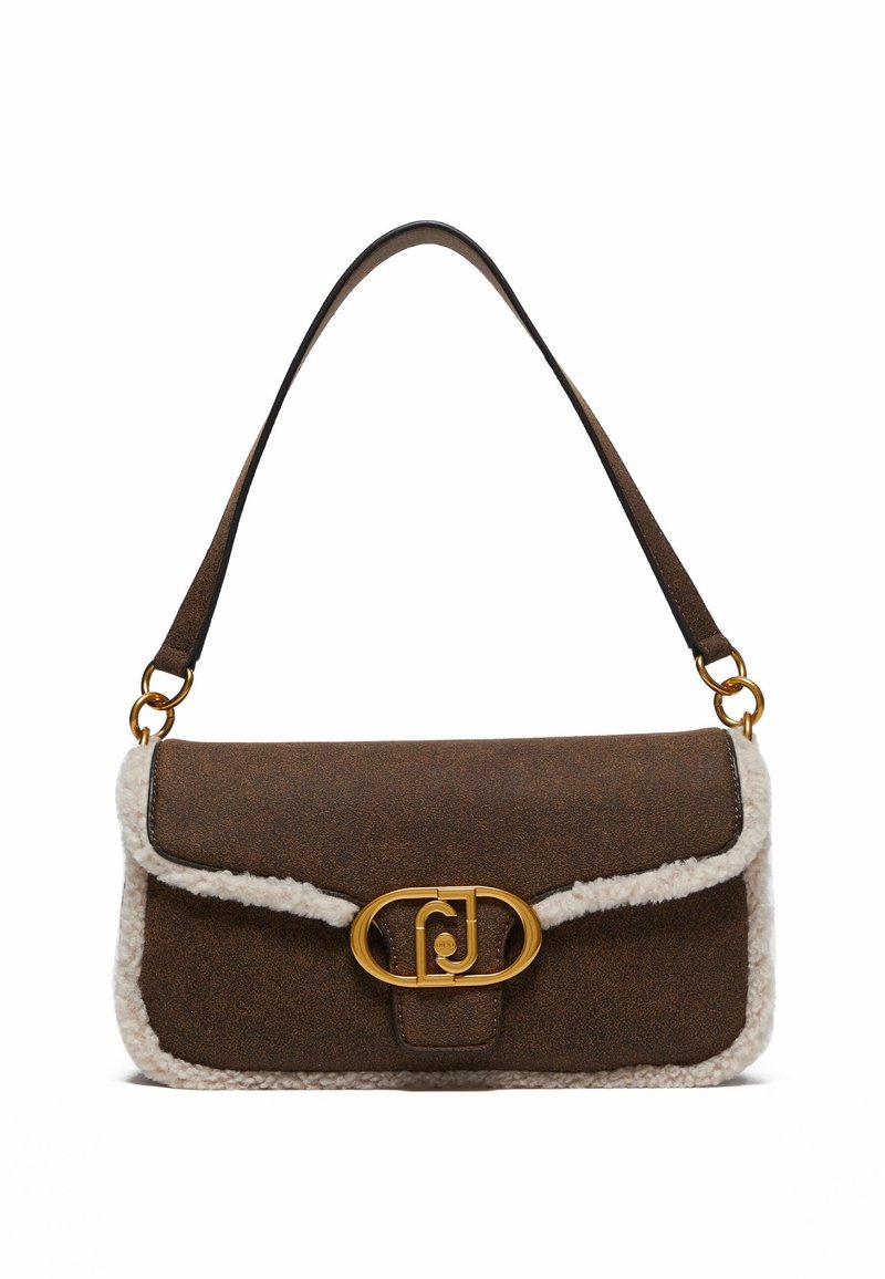 Sac à épaule en daim marron avec garniture en shearling blanc et fermoir ovale doré, doté d'une sangle ajustable et d'un design minimaliste.