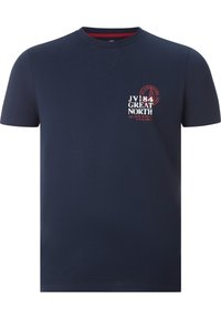 Marineblaue kurzärmelige T-Shirt aus Baumwolle. Mit einem Brustmotiv, das weißen und roten Text sowie ein rundes Logo zeigt. Rundhalsausschnitt.