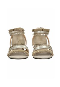Gold- und silberne Sandalen mit Riemen, verziert mit Perlenakzenten und einem strukturierten Cuff. Offene Zehenform mit gepolstertem Fußbett und verstellbarem Knöchelriemen.