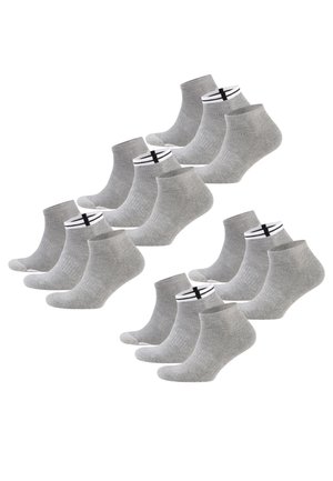 Tolv par grå ankelsokker arrangeret i rækker, nogle med hvide manchetter med sorte striber og et korsmønster.