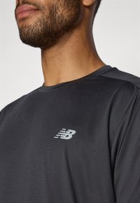New Balance ESSENTIALS - T-skjorte til trening - black