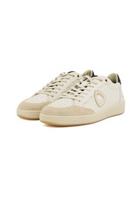 Sneaker bianche con accenti in suede beige, punta perforata, lacci rotondi e suola in gomma testurizzata. Presenta un dettaglio con il logo sul lato.