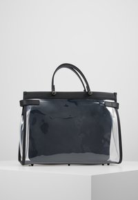 Borsa traslucida con rifiniture e manici in pelle nera; forma rettangolare; dotata di accessori in argento e base stabile con angoli arrotondati.
