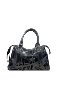 Borsa a mano in pelle nera lucida con doppi manici e tracolla staccabile. Presenta numerosi zipp e dettagli in ottone. Superficie testurizzata.