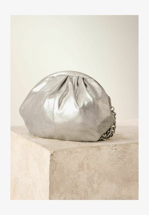 Sidabrinė metalinė odinė rankinė su susiraukšlėtu viršumi, apvalia forma ir grandinėle ant peties. Lygus paviršius su subtilia blizgesiu ir raukšlių detaliu.