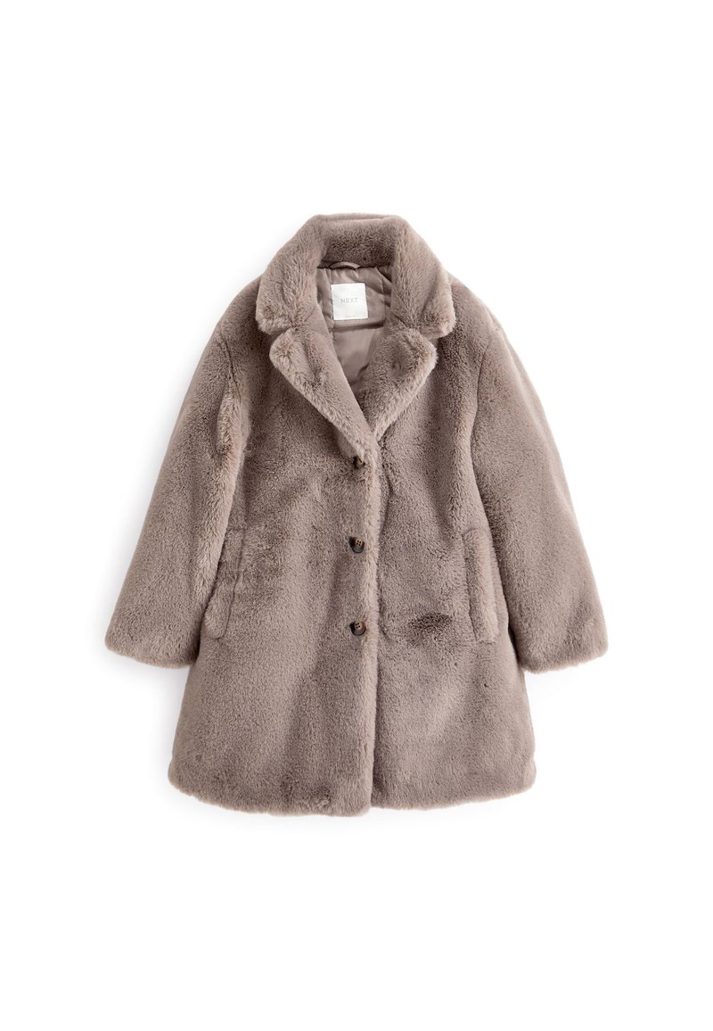 Taupe-farvet, mellemlangt kunstpelsjakke med bred krave, lange ærmer, to sidelommer og tre knapper foran.