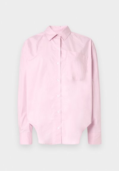 Svetloružová košeľa na zapínanie s klasickým golierom, jedným náprsným vreckom a dlhými rukávmi. Vyrobená z hladkej látky s uvoľneným strihom.