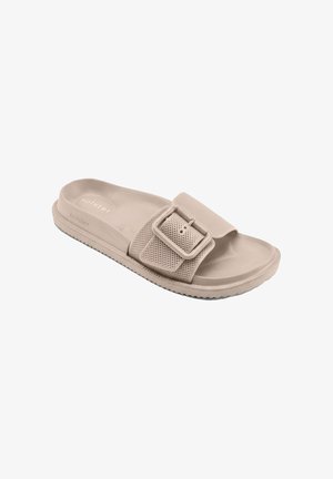 Sandale à talon beige avec semelle texturée, bride perforée réglable, grande boucle carrée et semelle nervurée pour une meilleure adhérence.