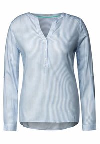 Blouse à manches longues rayée verticalement bleu clair et blanc, avec un col rond, une patte de boutonnage partielle à l'avant et un ourlet arrondi.