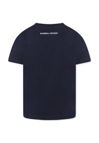 T-shirt corto a maniche corte di color blu navy con scollatura rotonda e la scritta "BASEBALL DUCKER" stampata in bianco sul retro. Tessuto liscio, design casual.