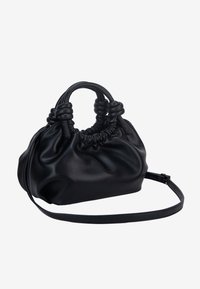 Sac à main en cuir noir avec le haut froncé et des doubles poignées ornées de nœuds surdimensionnés, accompagné d'une fine bandoulière réglable.