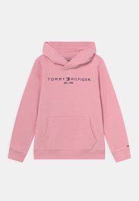 Růžová mikina s klokaní kapsou, kapucí se šňůrkou a žebrovanými manžetami. Na hrudi je nápis "TOMMY HILFIGER EST. 1985" v námořnické barvě.
