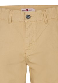 Tan casual broeken met een knoopsluiting, riemlussen en een gladde stofstructuur. Heeft een label dat dicht bij de tailleband is genaaid.