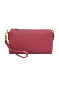 Portefeuille en cuir rose avec une sangle de poignet, une fermeture éclair dorée et des coutures assorties ; présente un design minimaliste et le logo de la marque.