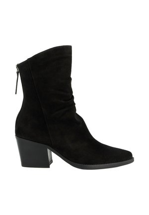Schwarzer Veloursleder-Mid-Calf-Stiefel mit spitzer Spitze, Blockabsatz, leicht gerafftem Schaft und hinterem Reißverschluss.