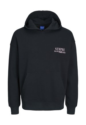 Czarna bluza z kapturem z kieszenią z przodu, ściągaczami na rękawach i u dołu. Na klatce piersiowej znajduje się tekst "SEMPRE Blvd 840 PLAZA 40TH" w kolorze białym i różowym.