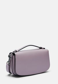 Fioletowa skórzana torebka o ustrukturyzowanym wzorze, z górnym uchwytem, smukłym kształtem i akcentami ze srebrnego metalu. Teksturowana powierzchnia.