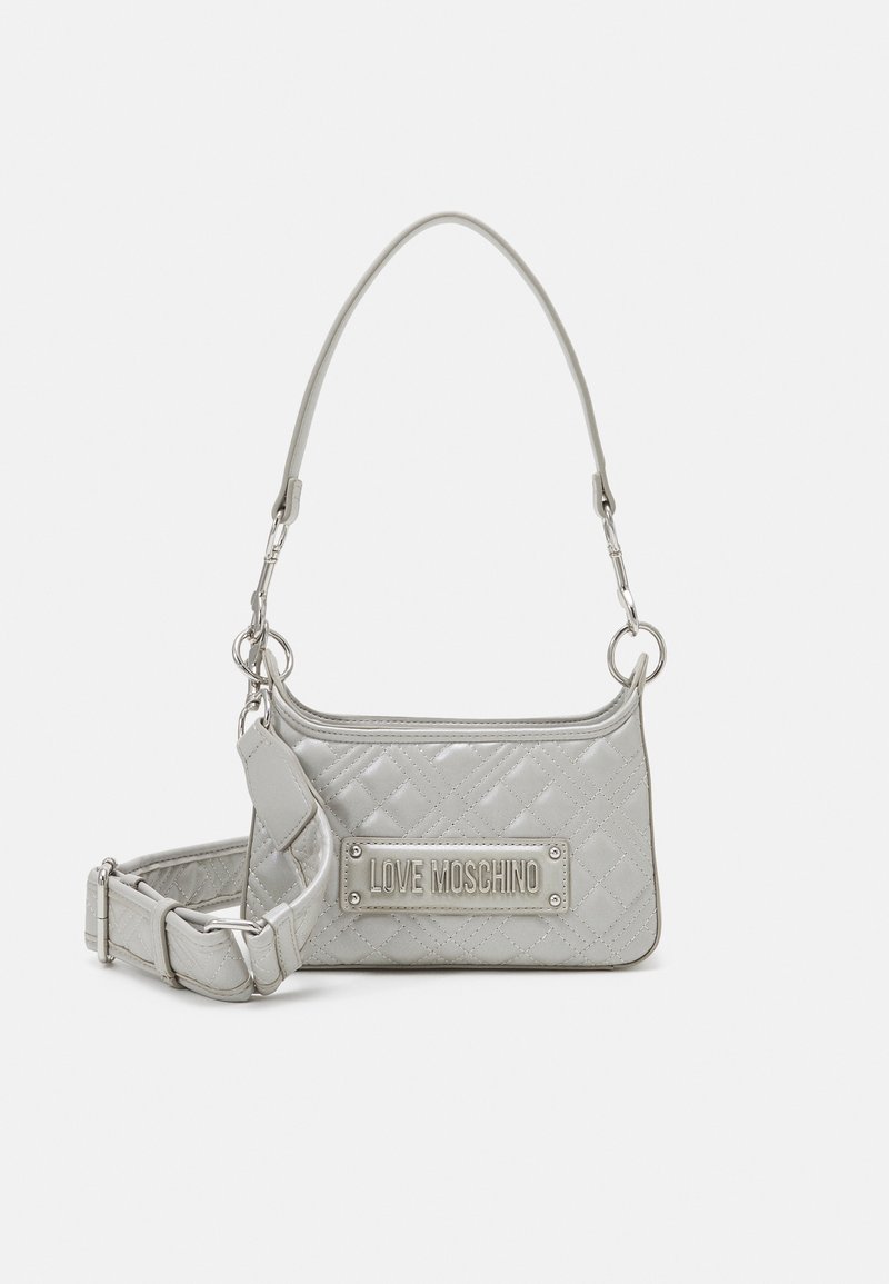 Sac à main en cuir argenté matelassé avec une courte poignée et une bandoulière amovible. Présente une plaque en métal avec "LOVE MOSCHINO" en lettres en relief.